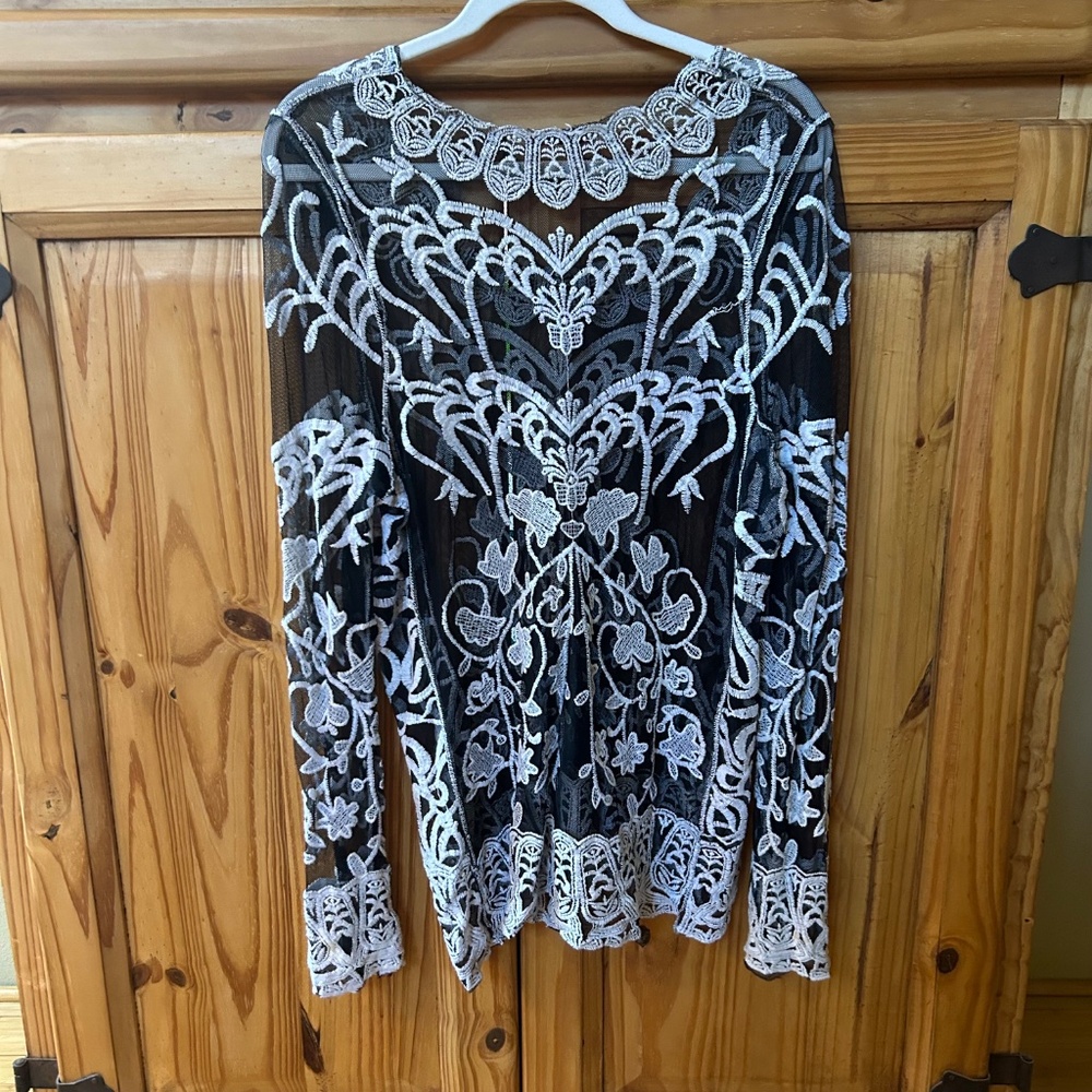 Vivid Collection Top Sheer Crochet/Embroidery Black and White Women's Size Large